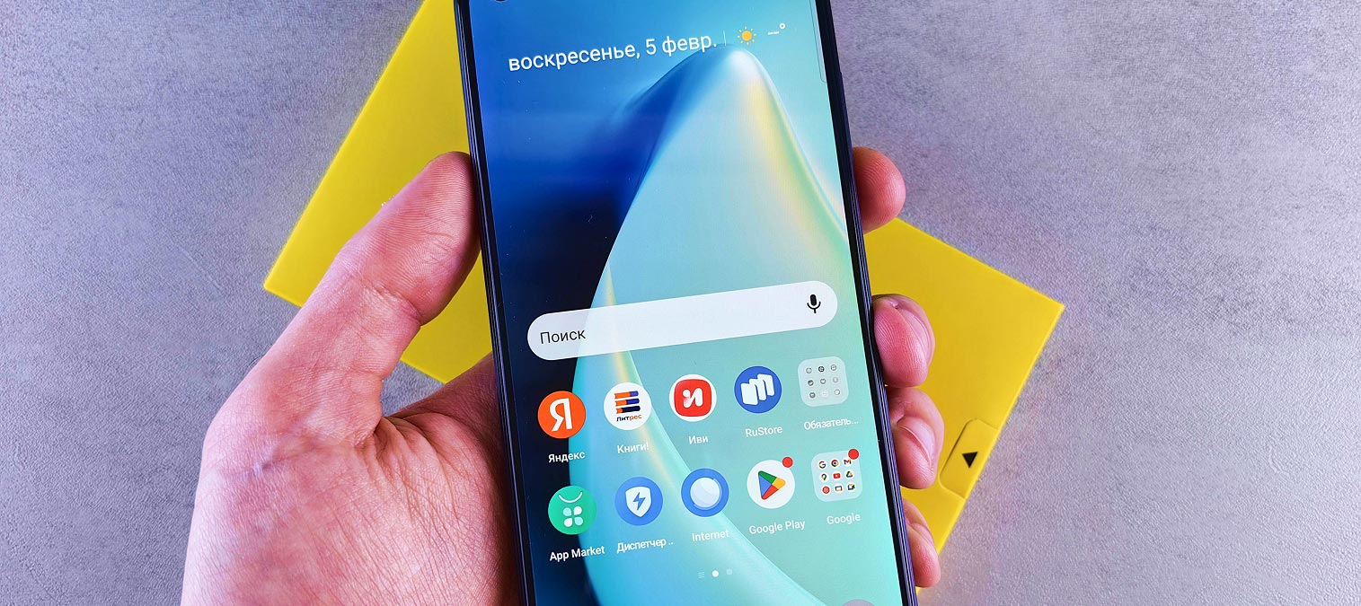 https://www.pexels.com/photo/hand-of-a-man-holding-a-smartphone-26616520/